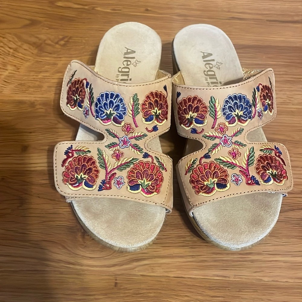 Alegria women’s sandal, size 7.